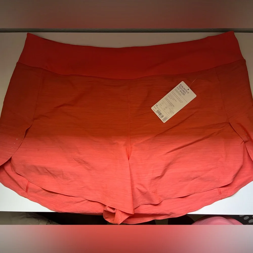 Athleta Textured Run With It 3.5” shorts - Picture 4 of 10